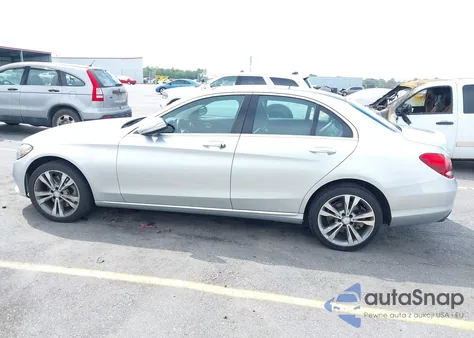 2015 Mercedes-Benz C 300 4Matic z USA, uszkodzony, nr VIN 55SWF4KB8FU005678